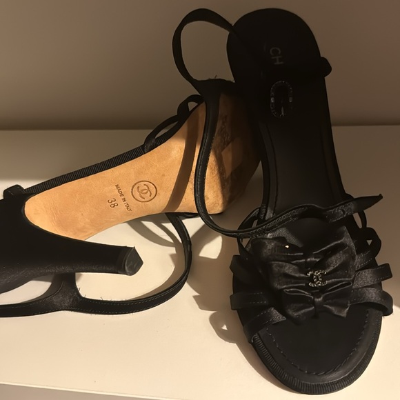 Hundred percent authentic Chanel satin bow evening sandals size 38 - Picture 3 of 4